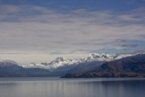 Paysage avec sommets montagneux et lac — Photo de stock