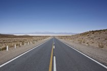 Paisagem da Argentina com estrada e montanhas — Fotografia de Stock