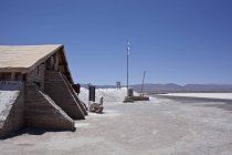 Cabaña de madera en el borde del desierto boliviano en el soleado día, Argentina - foto de stock