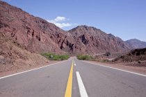 Paisagem da Argentina com estrada e montanhas — Fotografia de Stock
