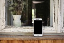 Smartphone auf Fensterbank — Stockfoto