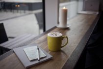 Smartphone, notebook e tazza di caffè — Foto stock