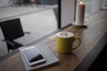 Smartphone, notebook e caneca de café — Fotografia de Stock