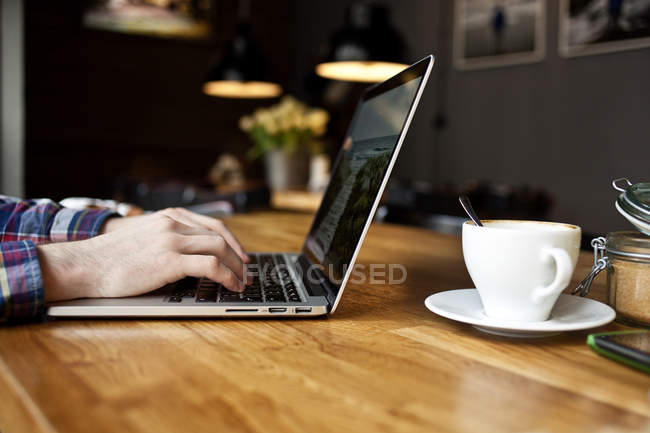Чоловічої руки, використовуючи ноутбук — стокове фото