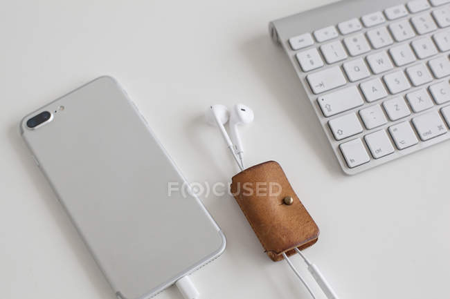 Teclado y smartphone minimalistas - foto de stock