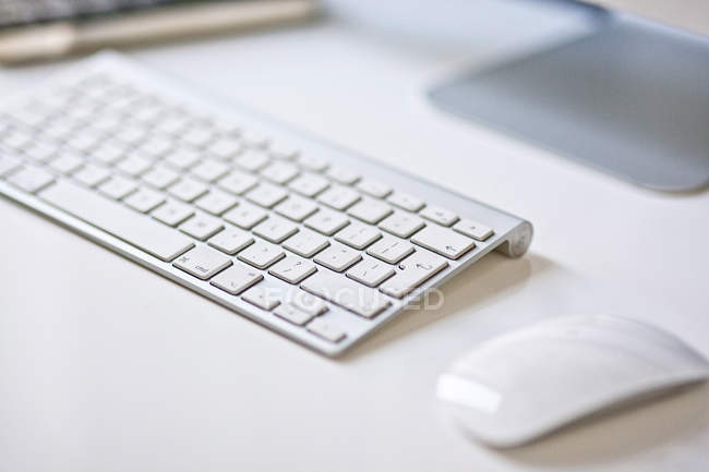 Мінімалістична клавіатура і миша — стокове фото