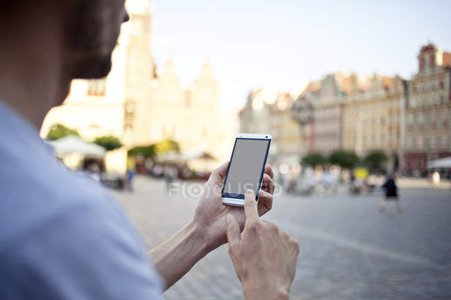 Человек с помощью смартфона — стоковое фото