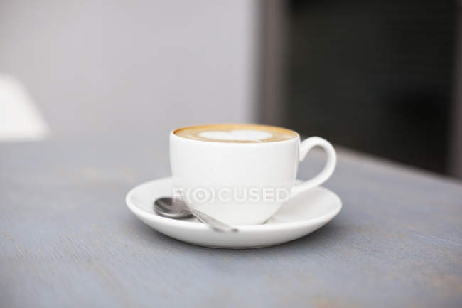 Taza de café aromático con espuma - foto de stock