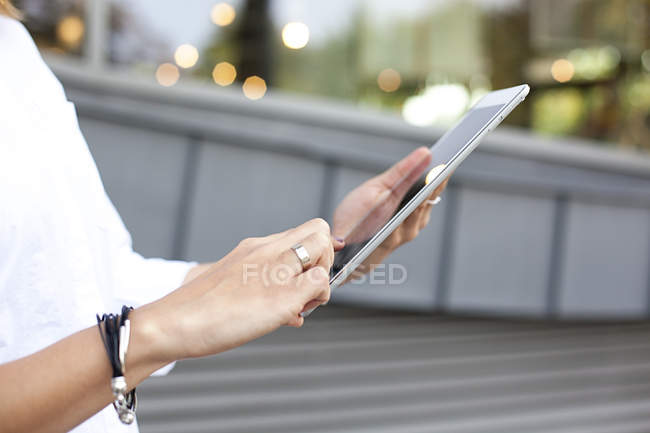 Mains féminines tenant tablette numérique — Photo de stock