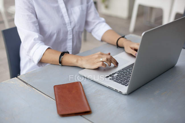 Hände tippen auf Laptop-Tastatur — Stockfoto