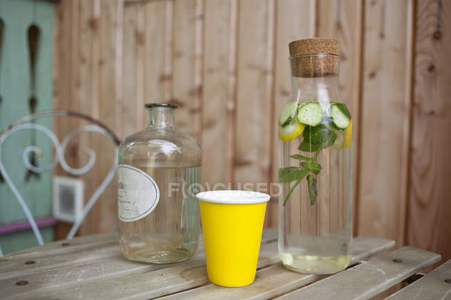 Taza amarilla, jarra de cristal con limonada - foto de stock