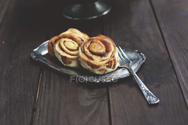 Cinnamon roll buns in metal dish — Stock Photo