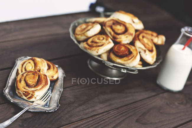 Cinnamon roll buns with milk bottle — Stock Photo