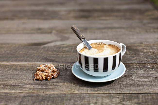 Taza de café en platillo con cuchara - foto de stock