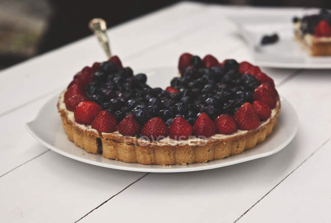 Raspberry and blueberry cheesecake — Stock Photo