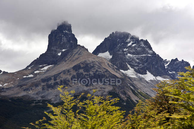 Пейзаж с горными вершинами — стоковое фото