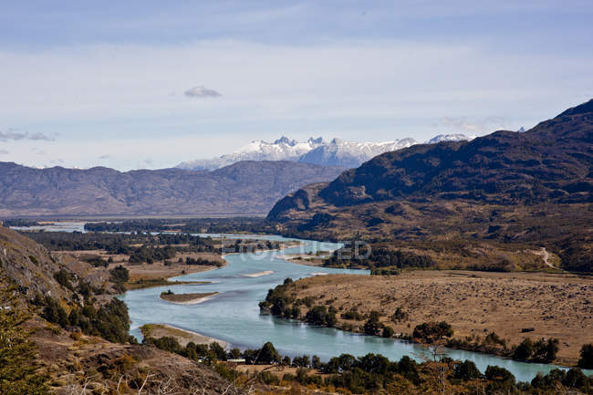 Landschaft mit Bergen und Fluss — Stockfoto