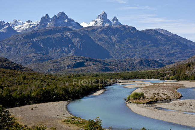 Paesaggio con montagne e fiume — Foto stock