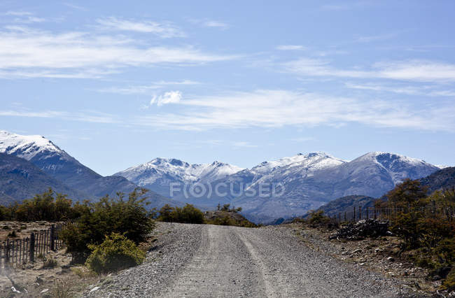Landschaft Argentiniens mit Straße und Bergen — Stockfoto