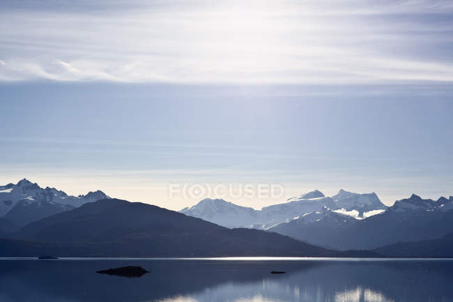 Paesaggio con vette montuose e lago — Foto stock