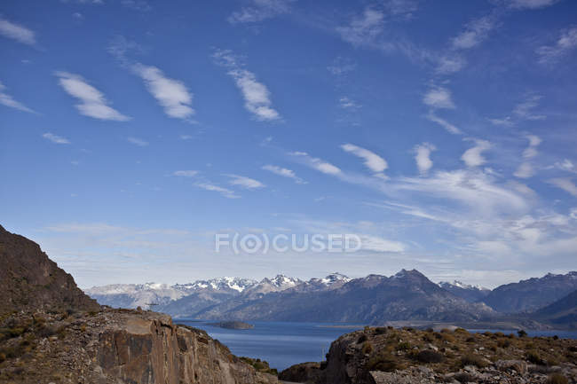 Пейзаж с горными вершинами и озером — стоковое фото
