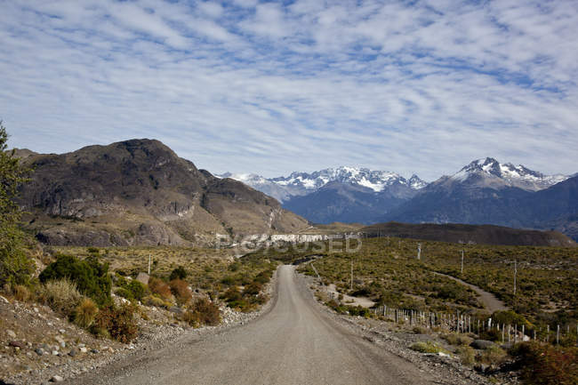 Paesaggio dell'Argentina con strada e montagne — Foto stock