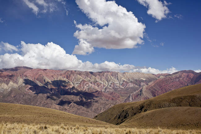 Montanhas e terreno deserto — Fotografia de Stock