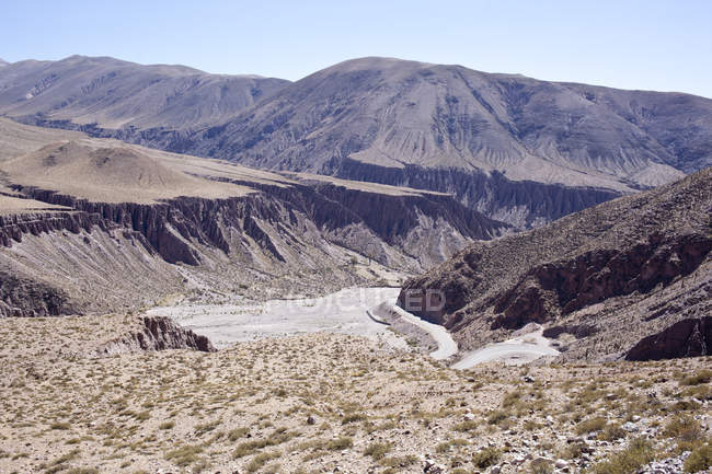 Montanhas e terreno deserto — Fotografia de Stock