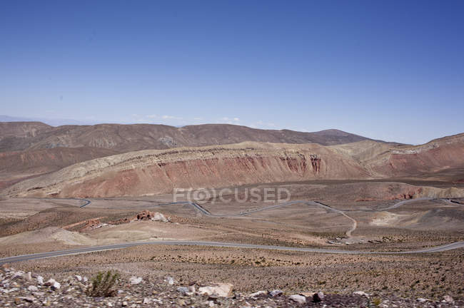 Montañas y terrenos desiertos - foto de stock