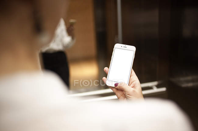Hand holding smartphone — Stock Photo