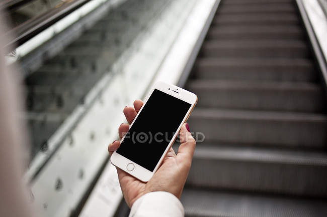 Hand holding smartphone — Stock Photo