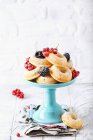 Ванільні пончики зі свіжими ягодами — стокове фото