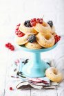 Donuts de baunilha com frutas frescas — Fotografia de Stock