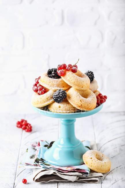 Ciambelle alla vaniglia con bacche fresche — Foto stock