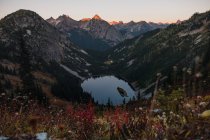 Vue surélevée du lac de montagne dans le parc national de North Cascades, Washington, États-Unis — Photo de stock