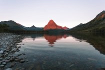 Гренелл-Пойнт и два медицинских озера на закате солнца, Национальный парк Фасьер, Монтана — стоковое фото