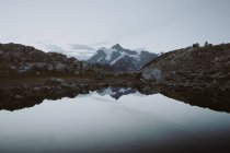 Tagesansicht von Mount Bäcker spiegelt sich in Seewasseroberfläche, Artist Point, Nordkaskaden, Washington — Stockfoto