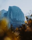 Vista diurna de Half Dome mount e árvores borradas, Parque Nacional de Yosemite, Califórnia — Fotografia de Stock