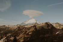 Vue de jour des nuages au-dessus du mont Baker, Cascades Nord, Washington — Photo de stock