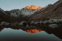Vom Sonnenuntergang erhellte Berge spiegeln sich im Sträflingssee, Kalifornien — Stockfoto