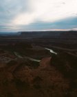 Vista aérea distante de la curva del río y el paisaje montañoso en Dead Horse Point State Park, Utah - foto de stock