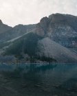 Гори і спокійна вода лук озера, Banff Національний парк, Канада — стокове фото