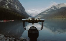 Fernglas am louise see im banff nationalpark, alberta, kanada — Stockfoto