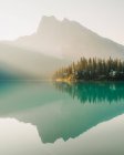 Montagnes reflétées dans le lac Emerald, parc national Yoho, Canada — Photo de stock