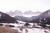 Tagsüber Blick auf Dorf und verschneite Berglandschaft — Stockfoto