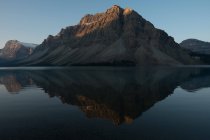Berge spiegeln sich in Bogen See, alberta, Kanada — Stockfoto