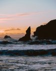 Ondas e pedras ao pôr-do-sol. Second Beach, Península Olímpica, La Push, Washington — Fotografia de Stock
