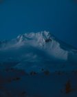 Vista lejana del monte Hood cubierto de nieve por la noche, Oregon - foto de stock