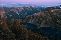 Vista diurna da paisagem montanhosa com lagos e árvores, Winchester Mountain Lookout, North Cascades, Washington — Fotografia de Stock