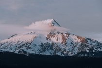 Vista diurna de Mount Hood nevado em nuvens, Oregon, EUA — Fotografia de Stock